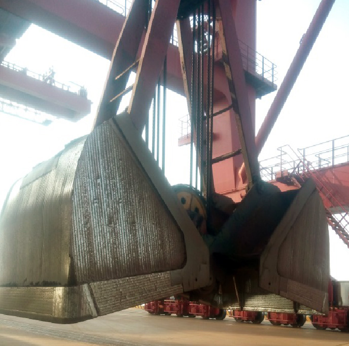 青島港卸船機抓斗修復(fù)(圖1)