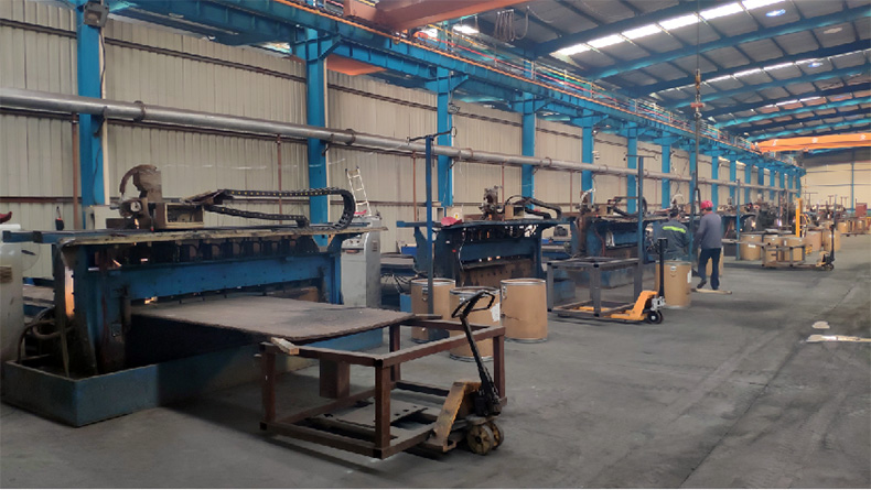 耐磨鋼板廠家車間的耐磨板生產(chǎn)線實拍展示(圖1)