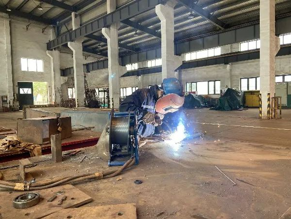 【耐磨鋼板】堆焊耐磨板廠家疫情期間進行的耐磨板修復服務幫助碼頭大忙了(圖1)