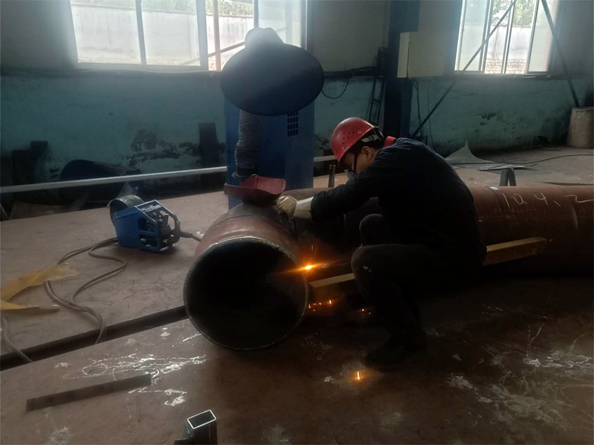 【耐磨管道】韶欣的技術老師正在焊接耐磨管道(圖1)